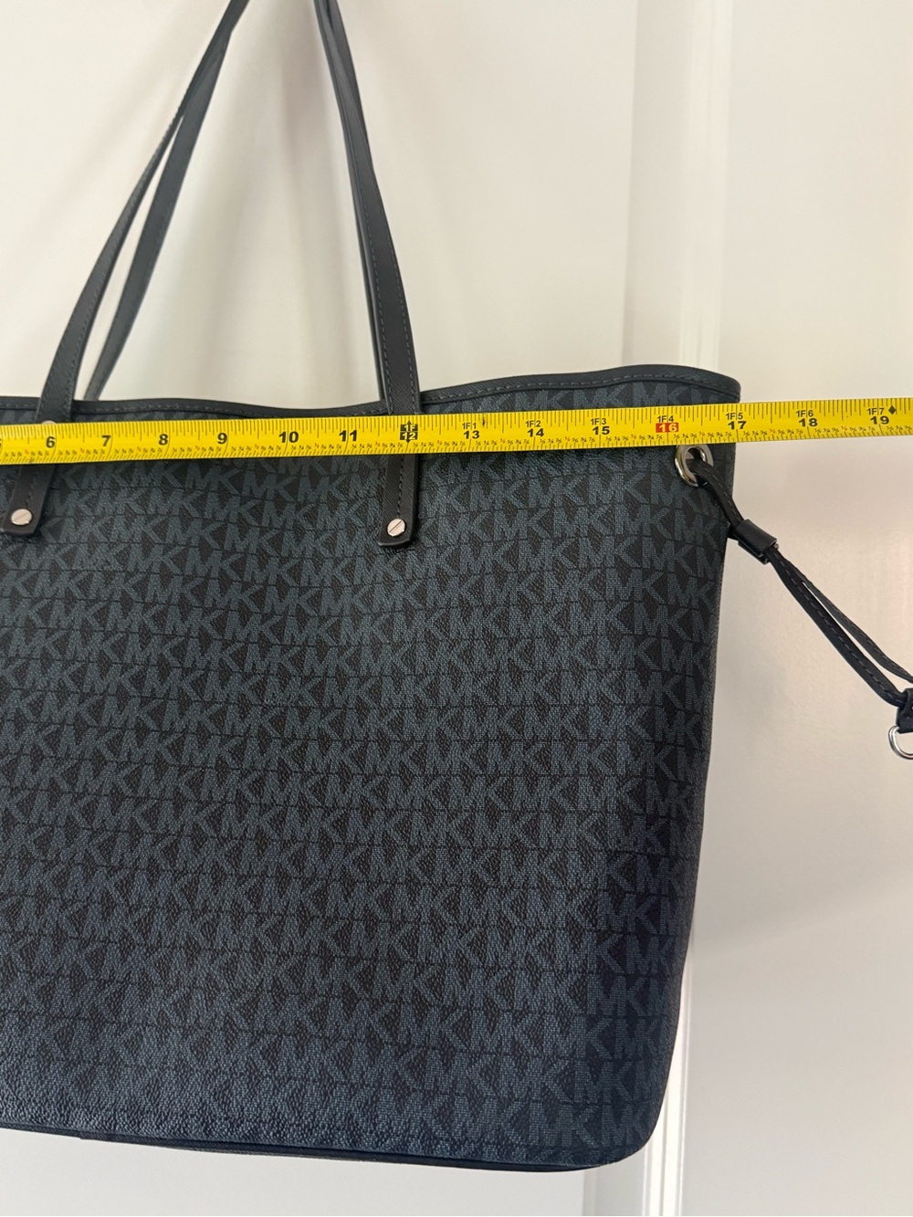 Michael Kors Signature Jet Set Travel Large Drawstring Tote with Center Stripe. - Picture 5 of 13